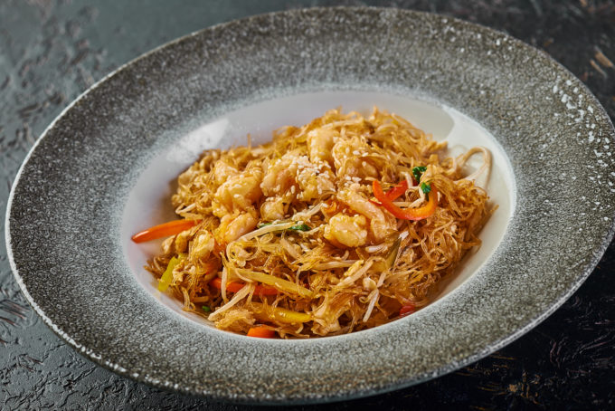 Singaporean-style thin rice noodles with shrimps 800₽