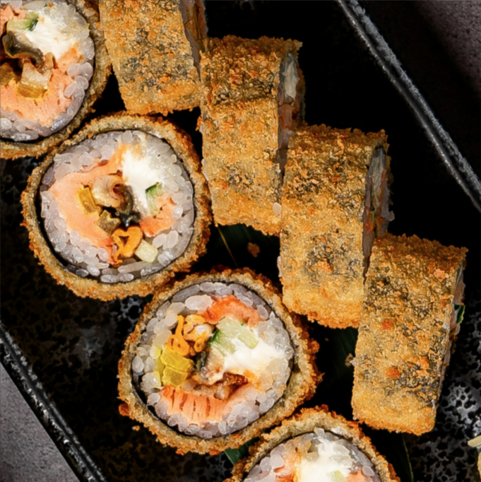 Теплый ролл с лососем, угрем, овощами, сливочным сыром и хрустящим панко